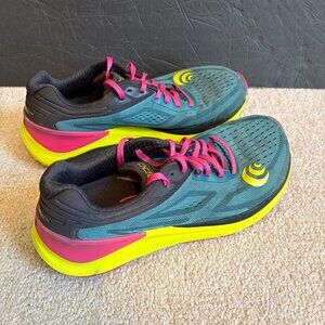 Topo Ultrafly 3 Athletic Women's Running Shoes Size 8.5 Emerarld/Fuchsia